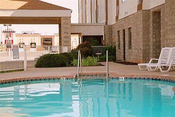 Chisholm Suite Hotel Duncan Bagian luar foto