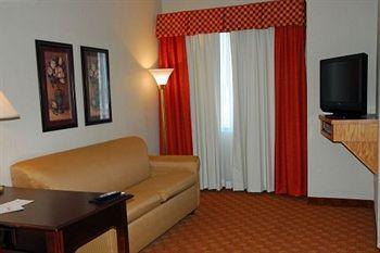 Chisholm Suite Hotel Duncan Bagian luar foto