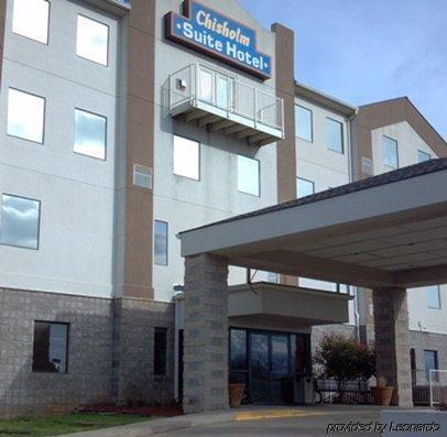 Chisholm Suite Hotel Duncan Bagian luar foto